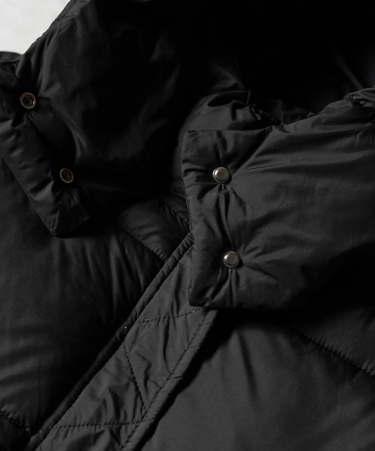 スタンドネックボリュームフーディ中綿パフジャケット ／ Stand-neck volume hooded fake down puff jacket
