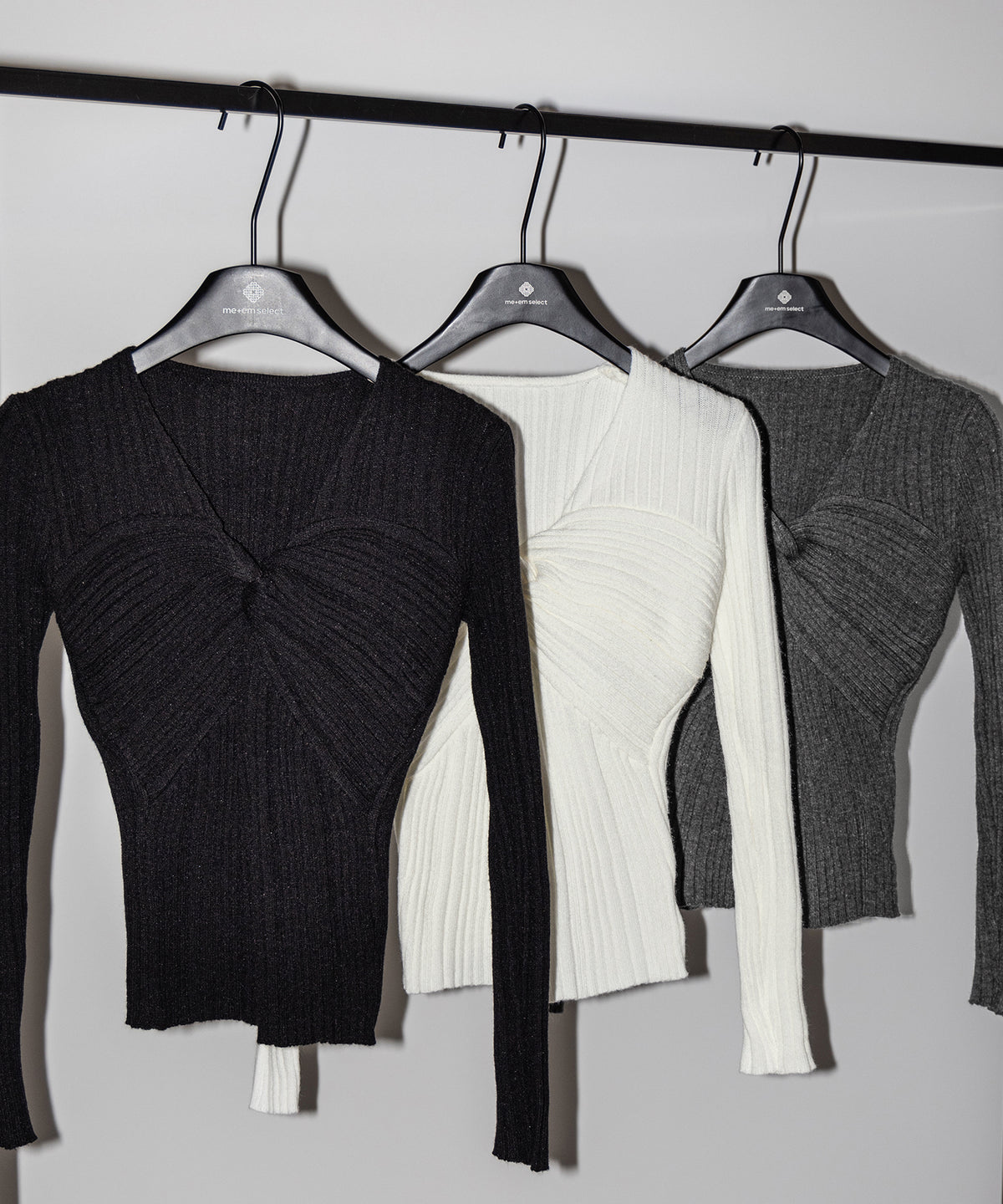 Ⅴネックツイストリブニットトップス ／ V-neck twisted rib knit tops