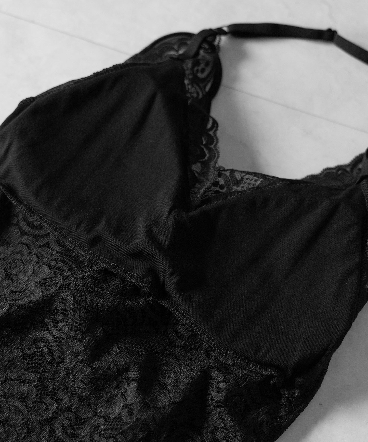 レースレイヤードクロスデザインキャミソール ／ lace layered cross design camisole