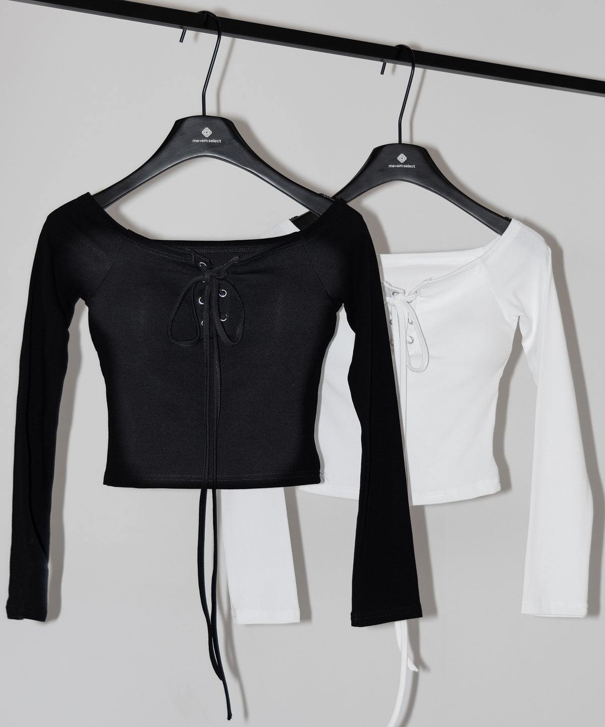 【 クロスネックにできる2WAY 】フロントレースアップオフショルショートトップス ／ 2WAY front laceup offShoulder short tops