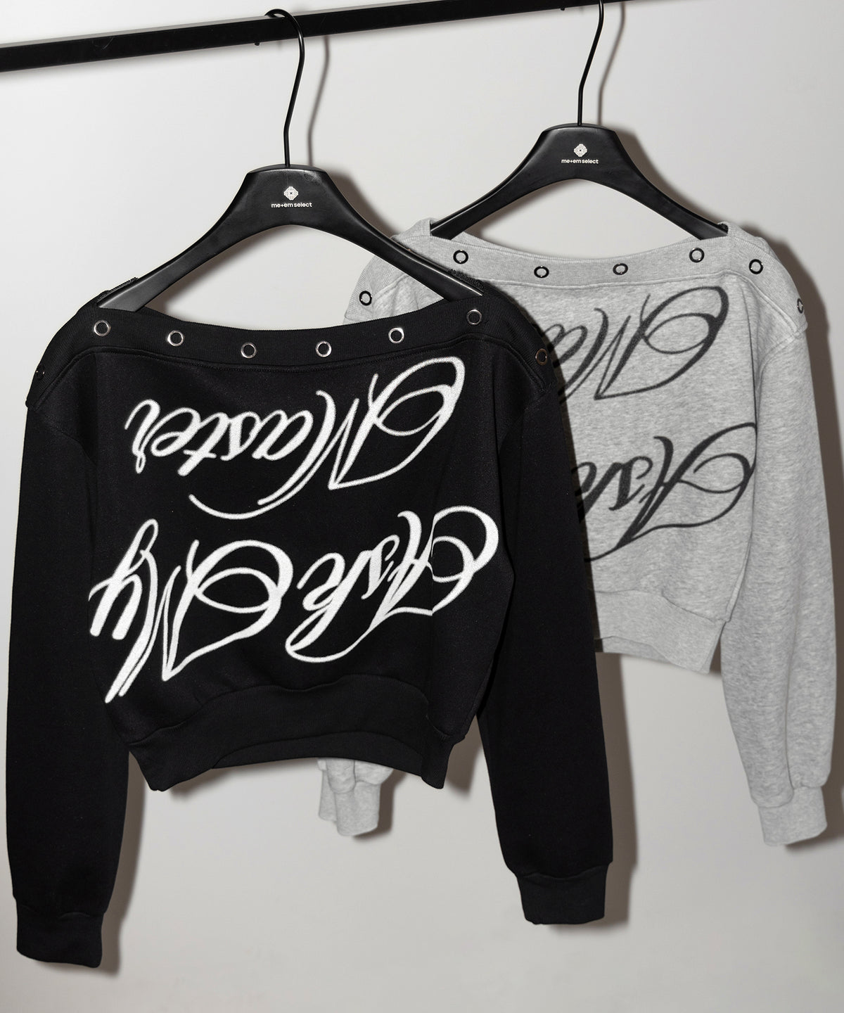 レタリングロゴワンショルスウェットトップス ／ Lettering logo one-shoulder sweat tops