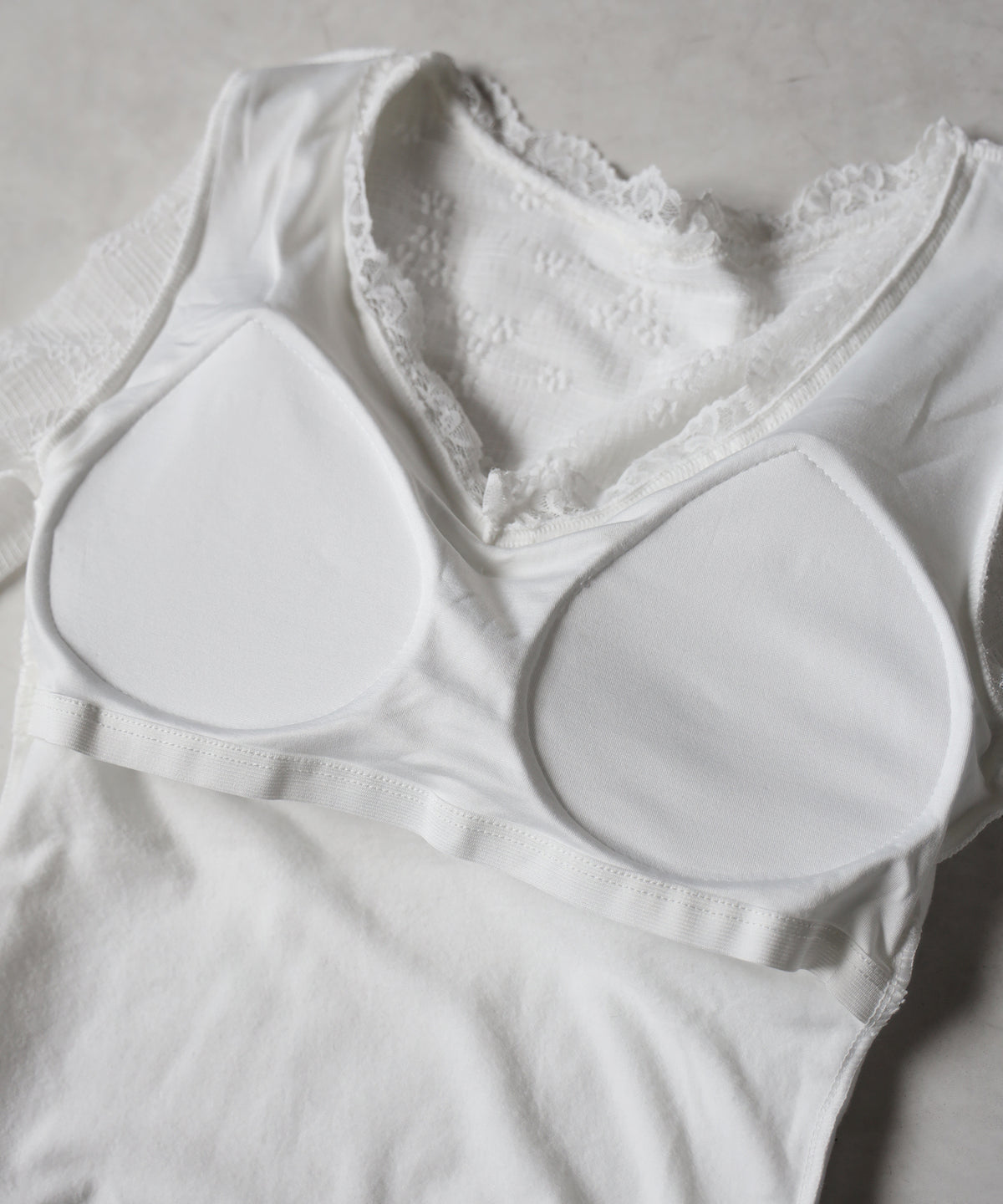 フロントリボンVネックレイヤードレーストップス ／ front ribbon v-neck layered lace tops