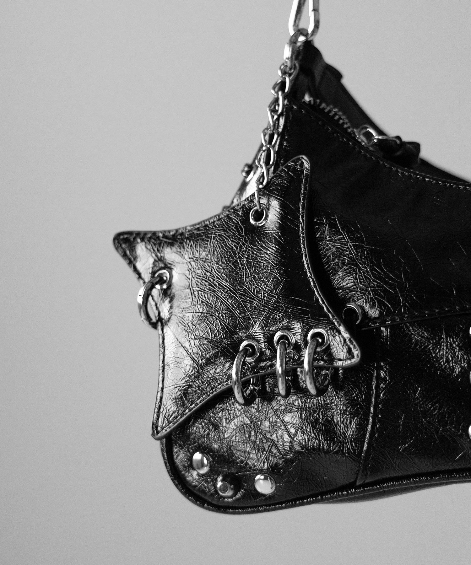 【 ショルダーストラップ付 】ピアッシングレースアップショルダーバッグ ／ piercing lace-up vintage shoulder bag