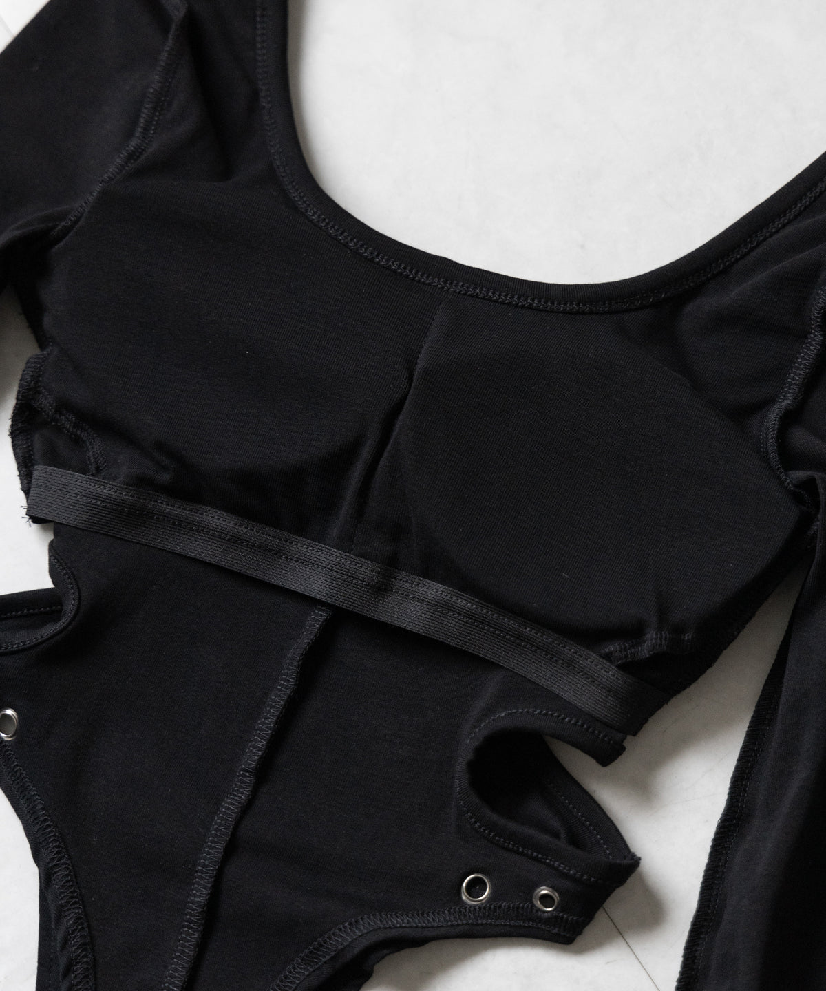 カットアウトアイレット長袖ボディスーツトップス ／ Cutout eyelet long sleeve bodysuit tops