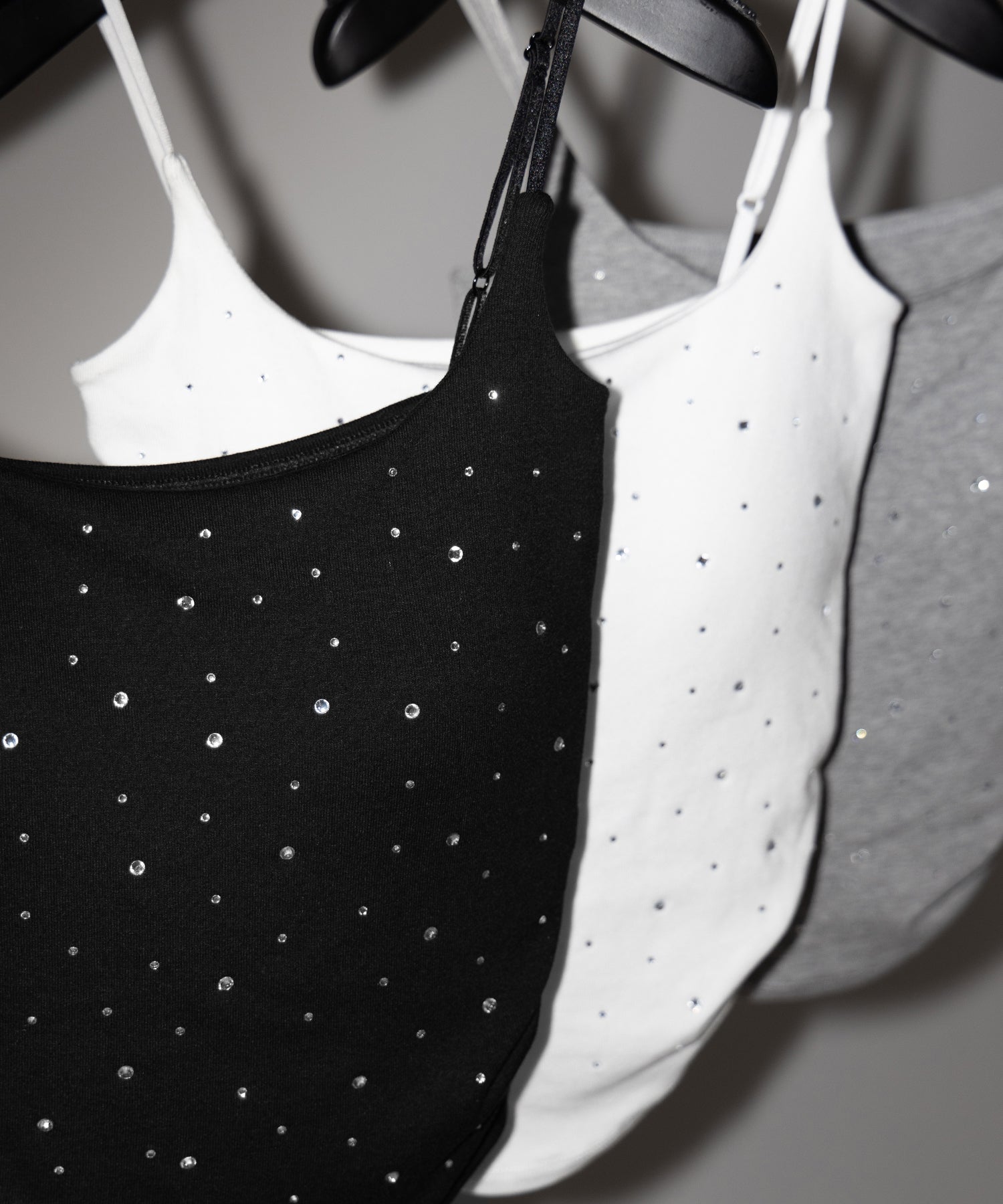 ラインストーンスクエアネックスリムキャミソール ／ Rhinestone square neck slim camisole