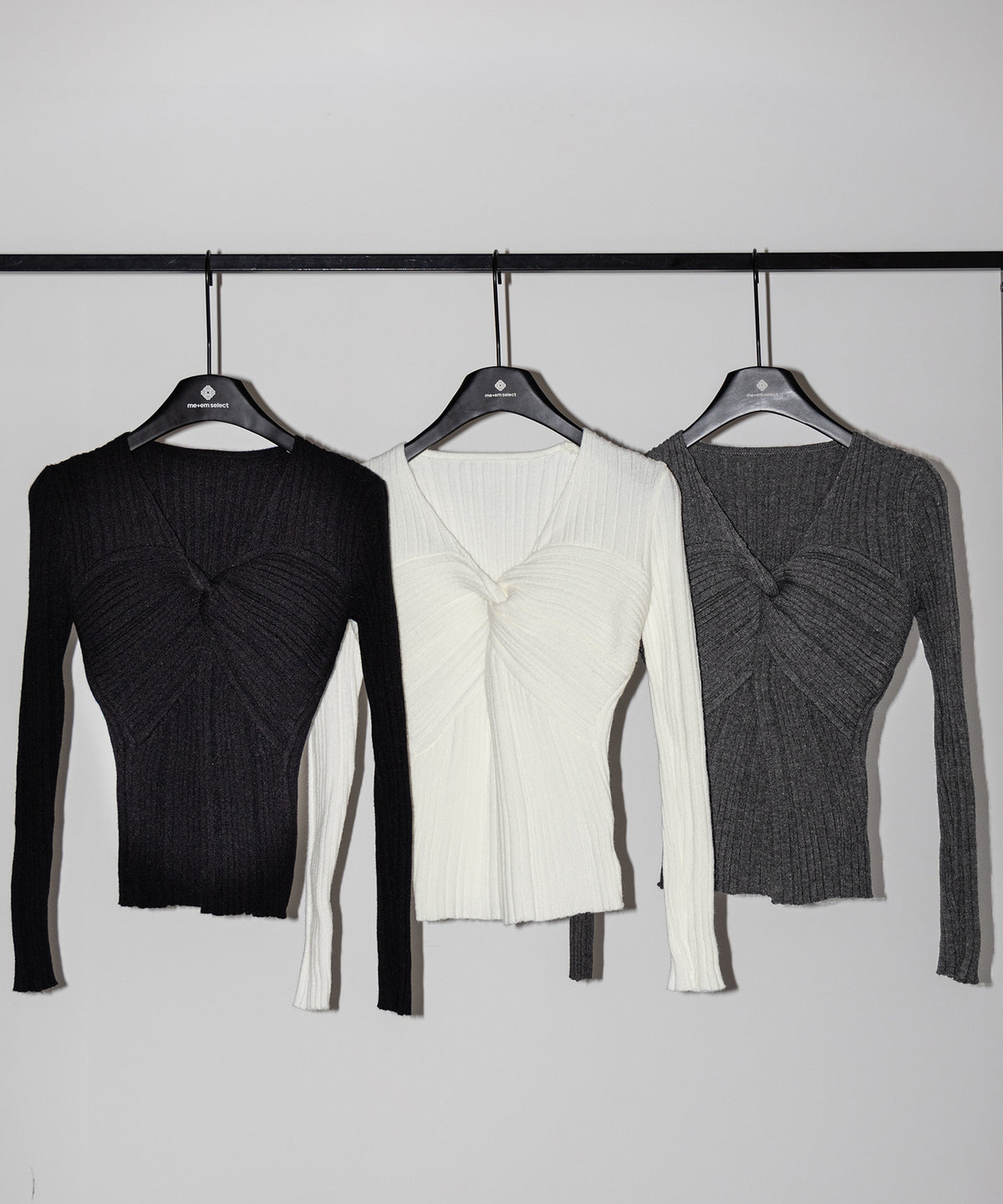 Ⅴネックツイストリブニットトップス ／ V-neck twisted rib knit tops