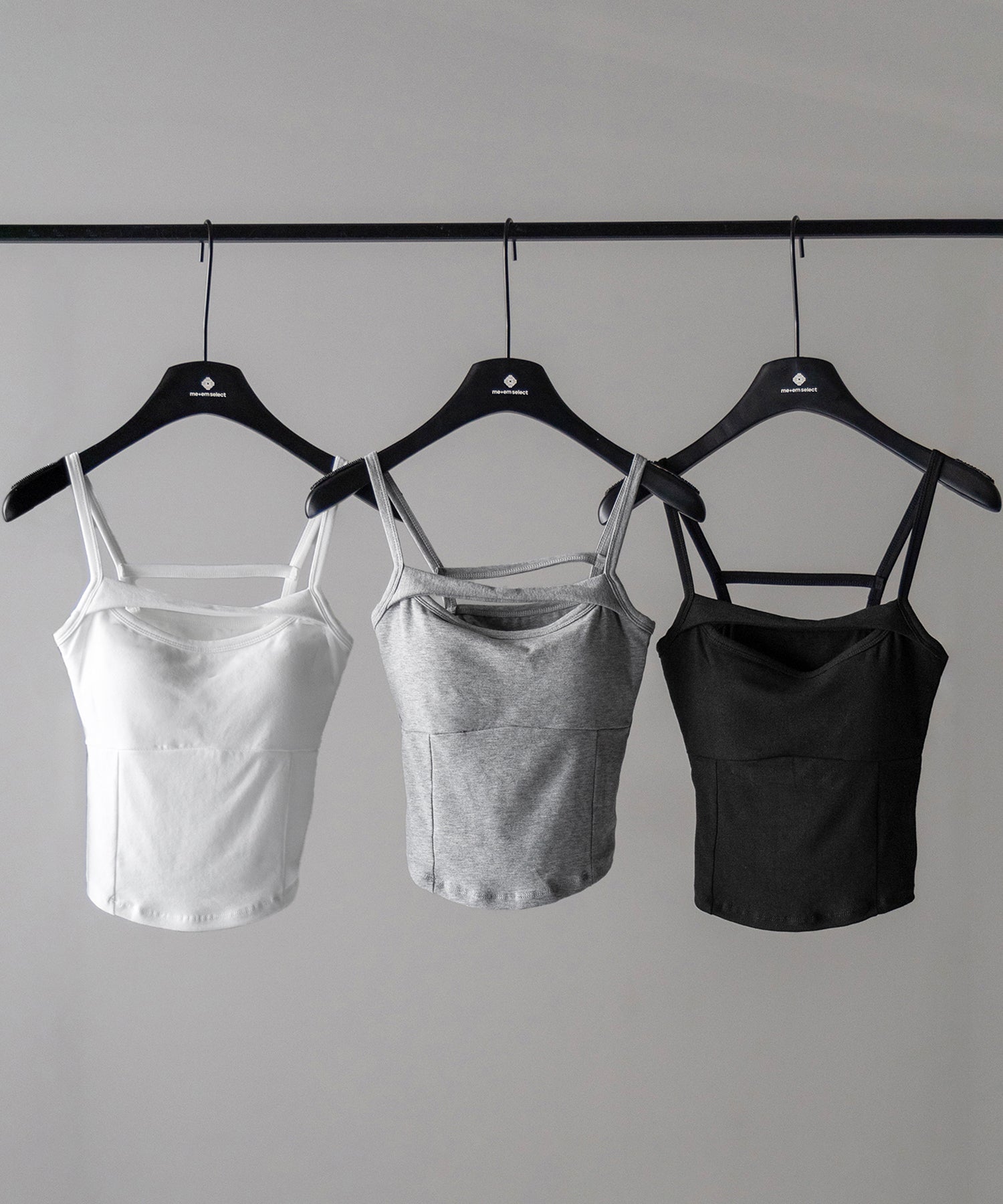 【 ３color ／ カップ付き 】胸開きカットアウトデザインスリムキャミソール ／ chest open cutout design slim camisole
