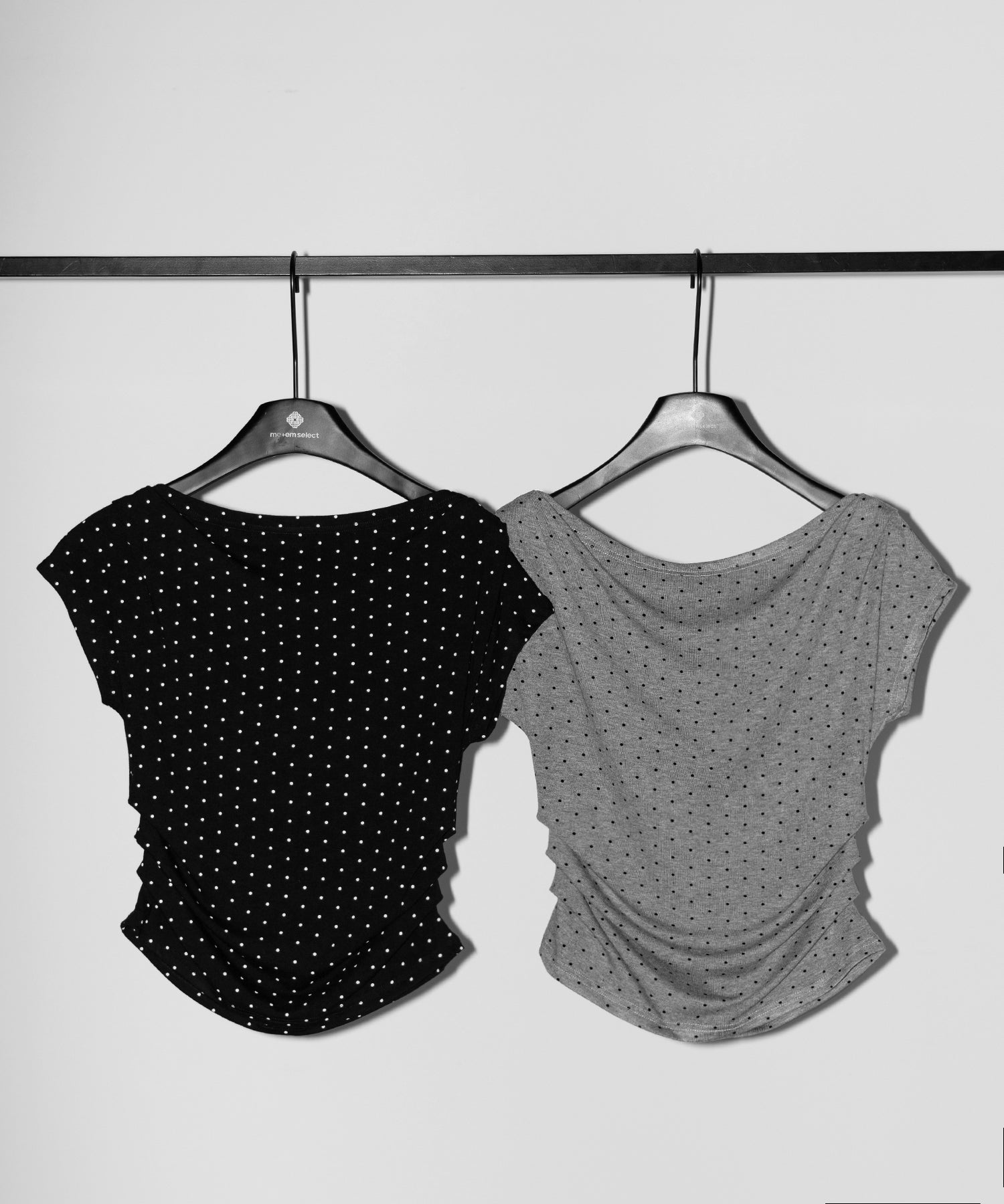 オフショルタックドレープドットＴシャツ ／ off shoulder tack drape shortsleeve dot T-shirts