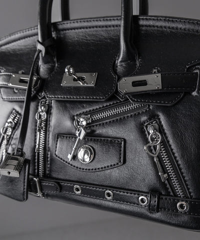 【 ショルダーストラップ付き２WAY 】ベルテッドキーチャームフラップスクエアハンドバッグ ／ ( 2WAY ) belted key charm flap square handbag