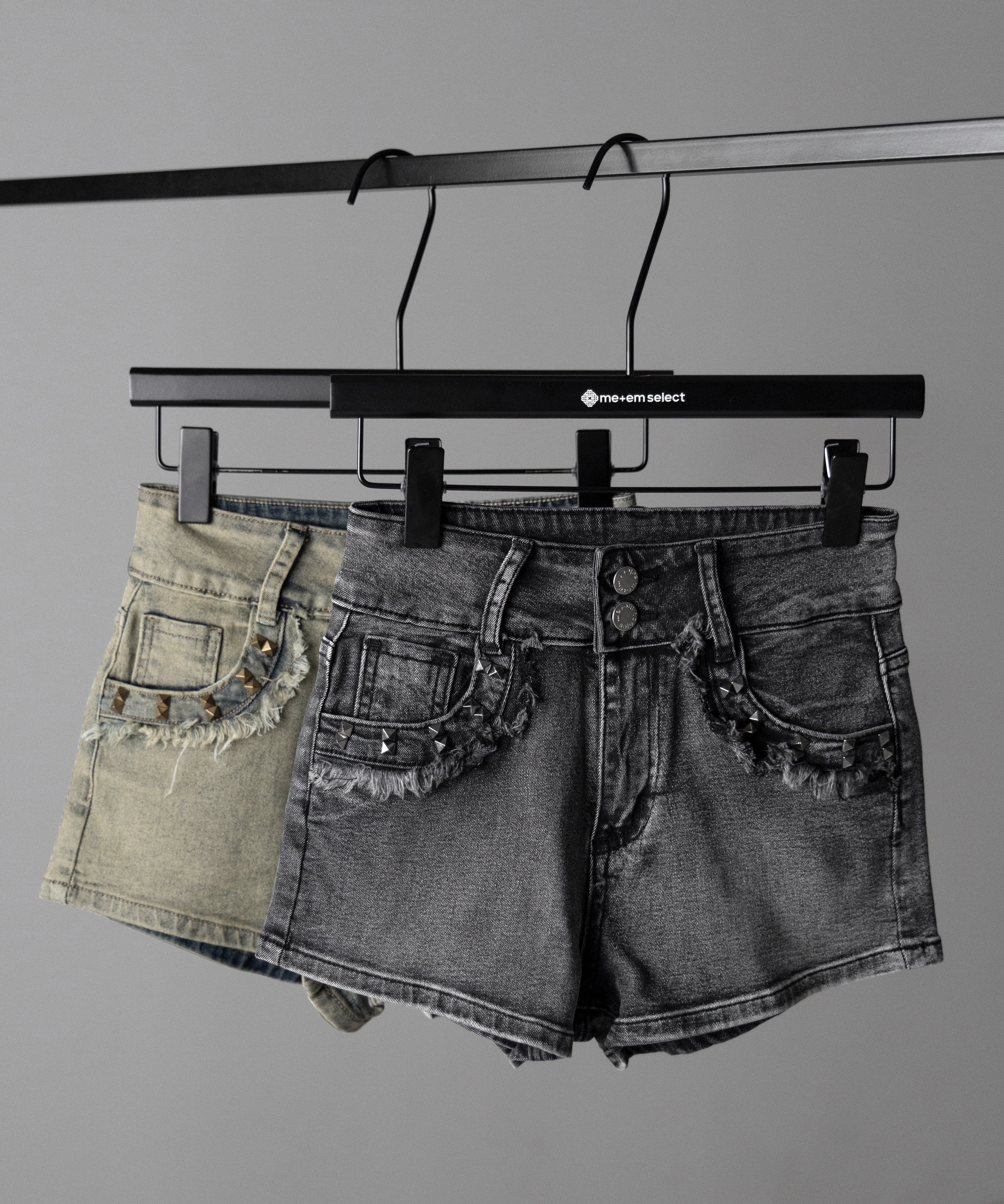 ヴィンテージライクスタッズスリムフィットデニムショートパンツ ／ vintage like studded slim-fit denim shorts