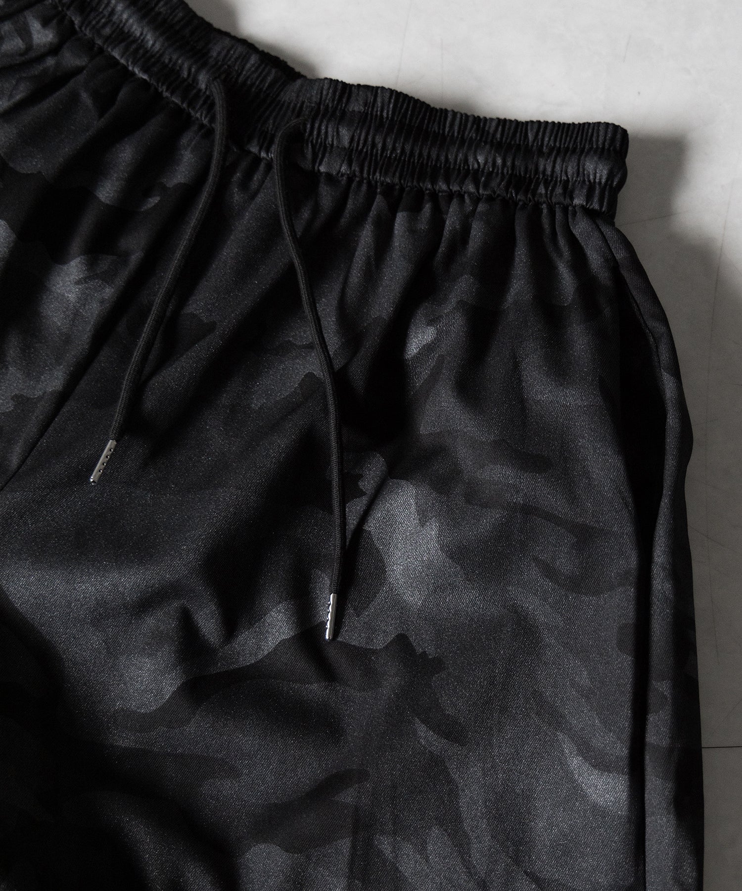 ロゴガーターカモフラタックワイドパンツ ／ logo garter camouflage tuck wide pants