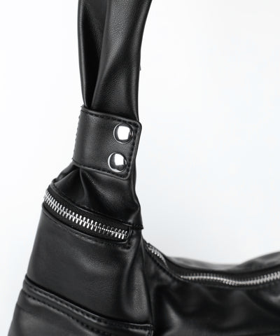 【 多ポケットで収納力抜群 】３連ベルテッド多ポケットフェイクレザーショルダーバッグ ／ Three belted multi pocket fake leather shoulder bag