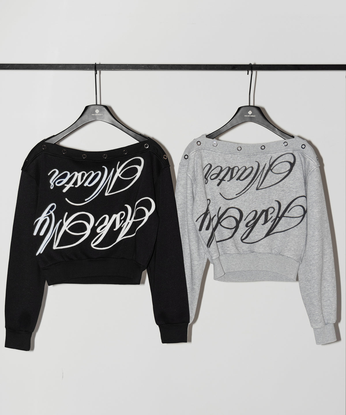 レタリングロゴワンショルスウェットトップス ／ Lettering logo one-shoulder sweat tops