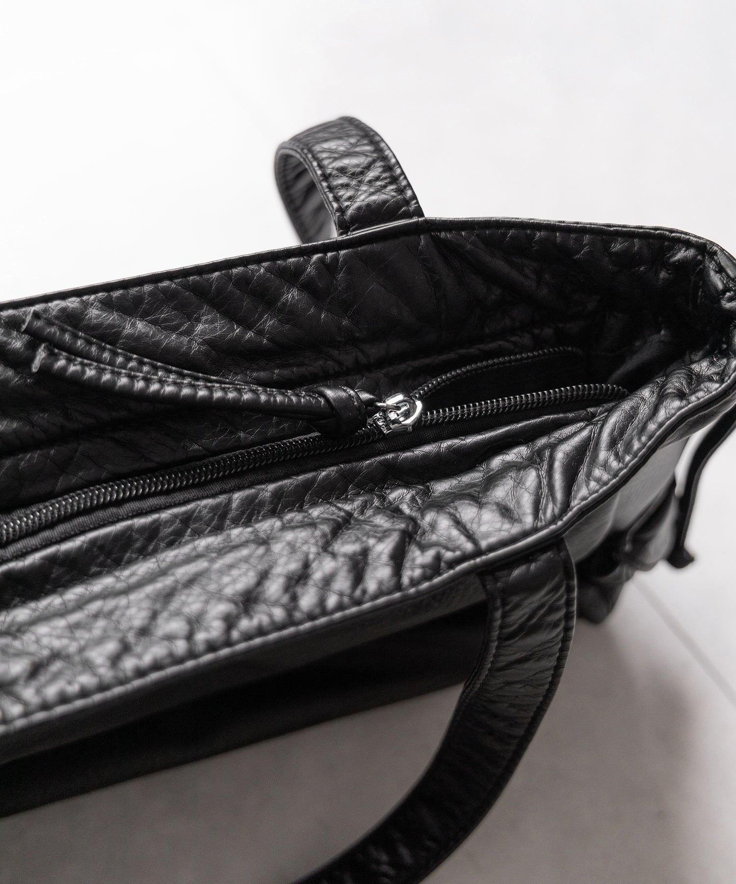 【 ３color 】アウトポケットジップアップエンボスヴィンテージハンドバッグ ／ out pocket zipup embossed vintage handbag