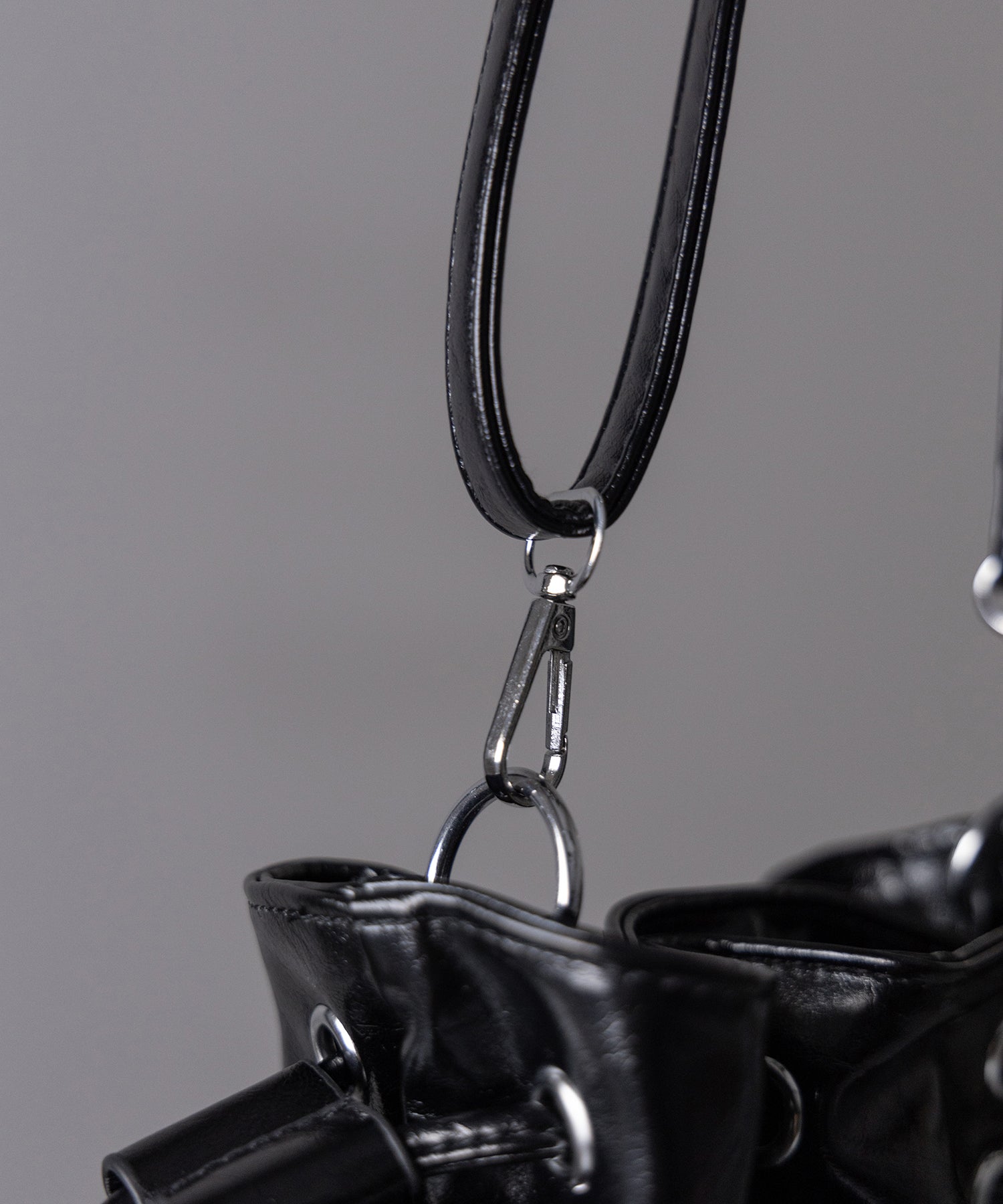 【 ２WAY 】フェイクレザースタッズポケット巾着ショルダーバッグ ／ ( 2WAY ) fake leather studs pocket drawstring shoulder bag