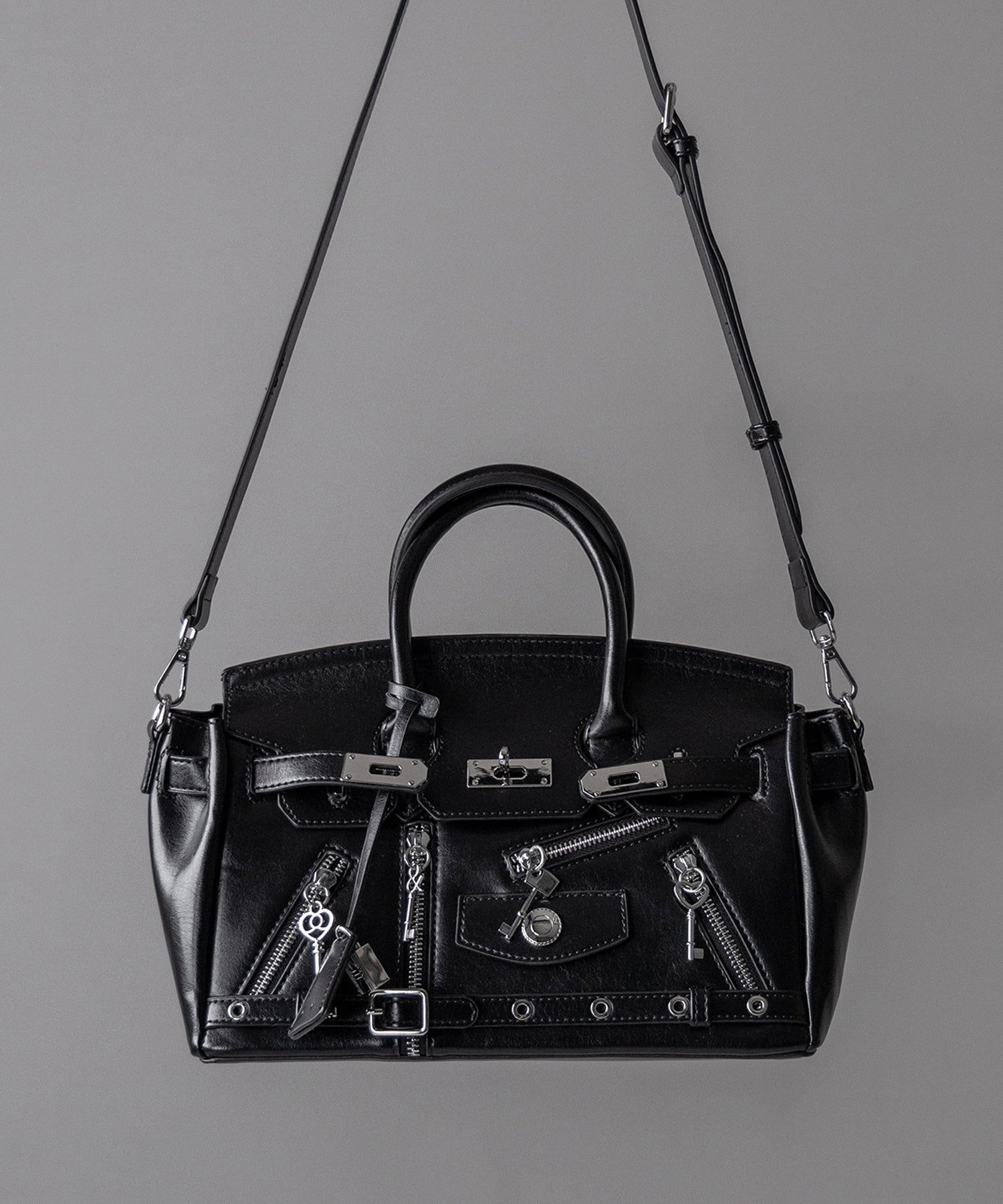 【 ショルダーストラップ付き２WAY 】ベルテッドキーチャームフラップスクエアハンドバッグ ／ ( 2WAY ) belted key charm flap square handbag