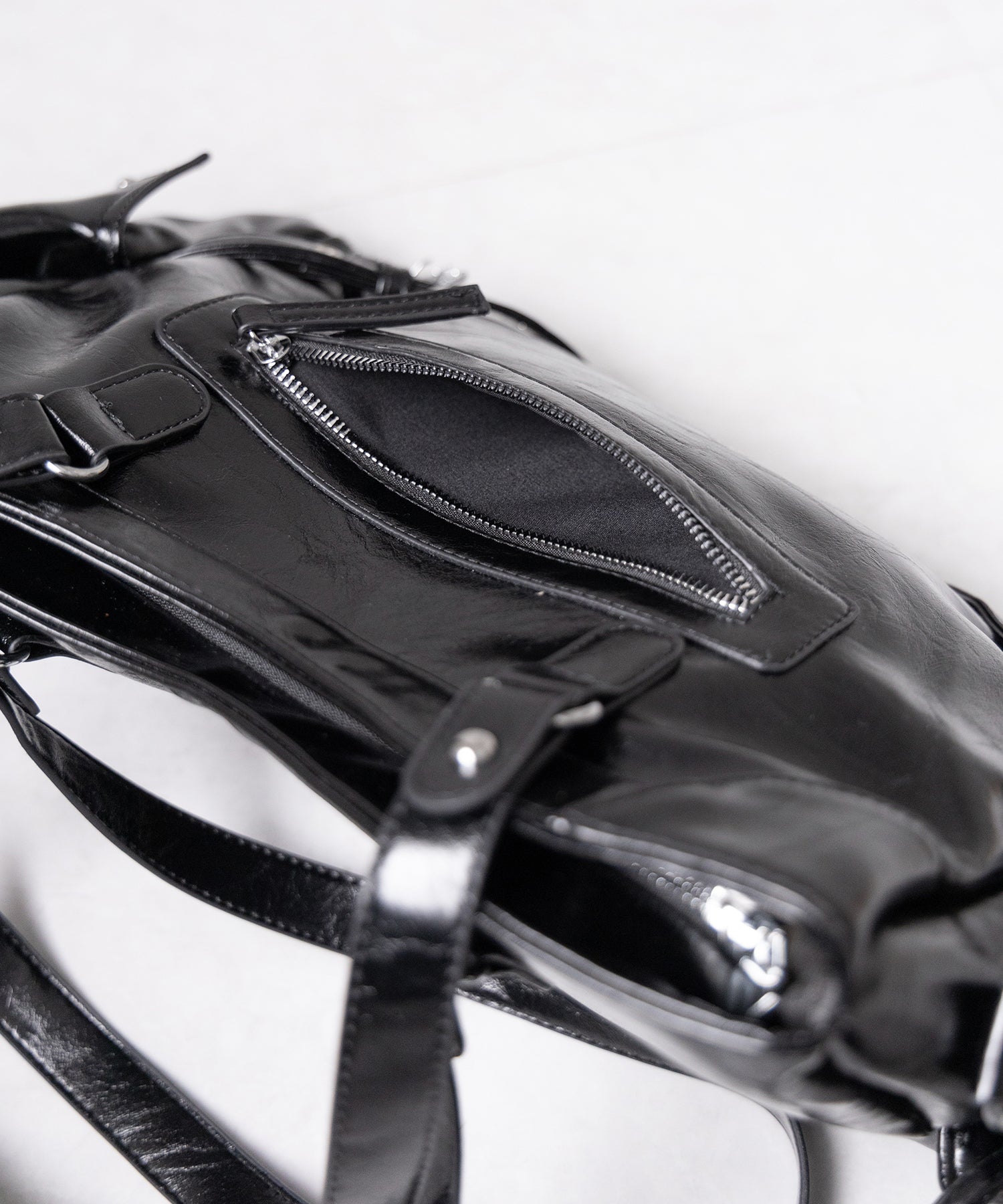 【 ショルダーストラップ付き２WAY 】ベルトデザインスタッズポケットヴィンテージショルダーバッグ ／ ( ２WAY ) belt design studs pocket vintage shoulder bag