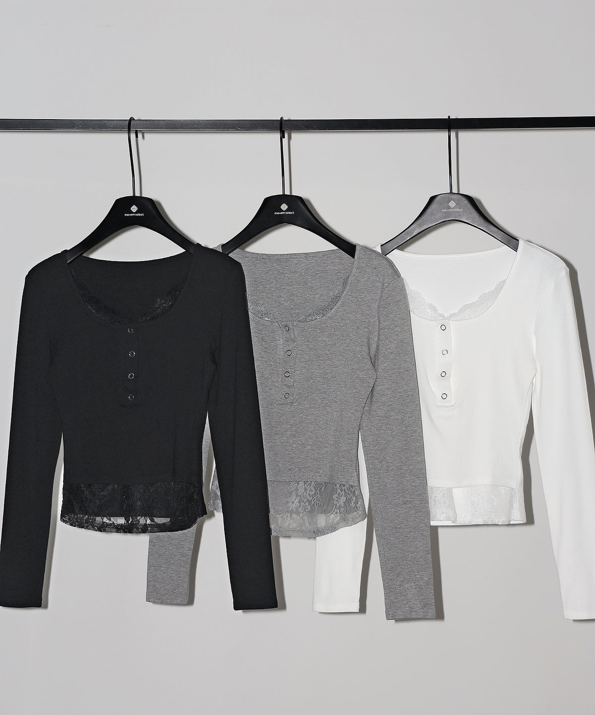【 人気アイテムの長袖verが新登場！ 】レースレイヤードヘンリーネックスクエア長袖Ｔシャツ ／ lace layered henley neck square long sleeve T-shirt
