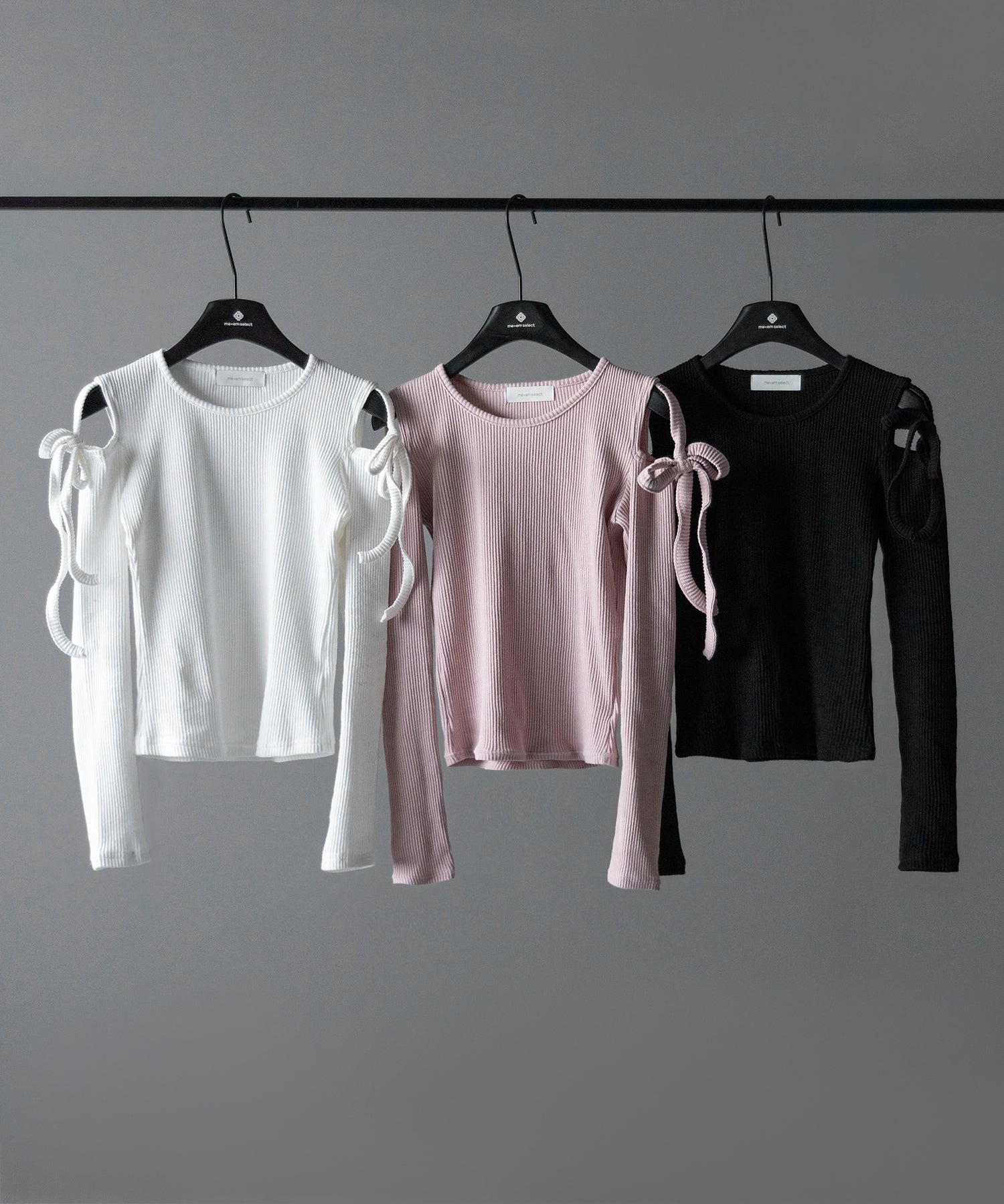 【 ３color 】カットアウトショルダーリボンリブトップス ／ Cut-out shoulder ribbon rib tops