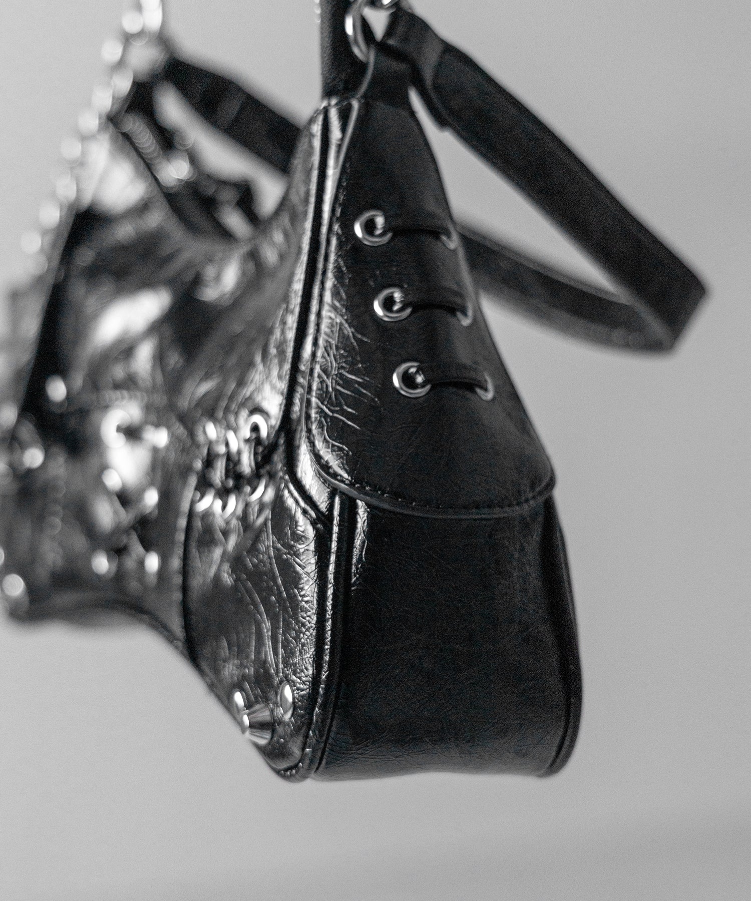 【 ショルダーストラップ付 】ピアッシングレースアップショルダーバッグ ／ piercing lace-up vintage shoulder bag