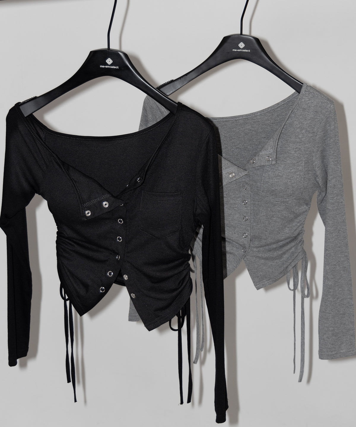 スナップボタンサイドシャーリング長袖ワンショルトップス ／ Snap button side shirring long-sleeved one-shoulder tops
