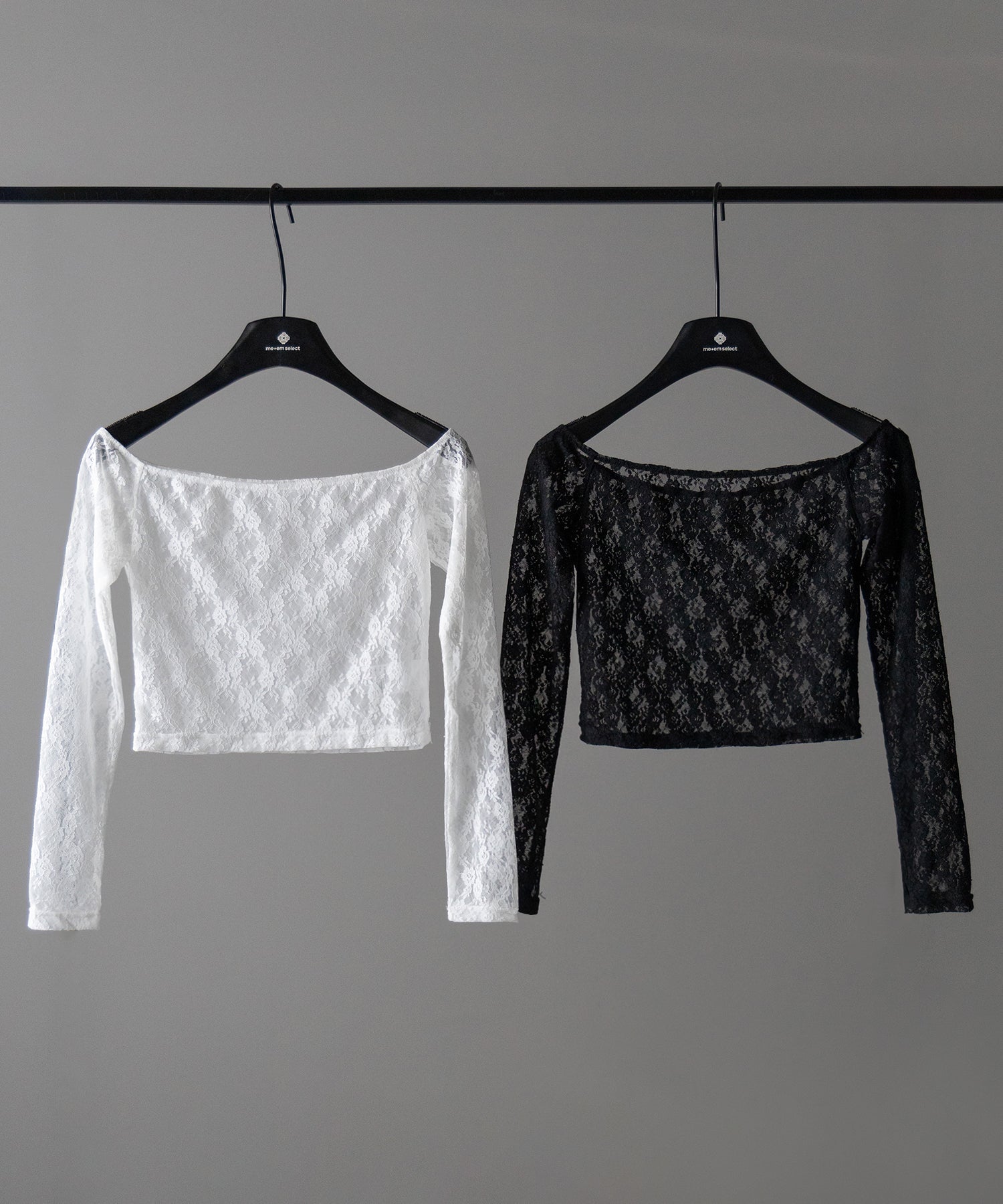 【 ２color 】オフショルショートレーストップス ／ off-shoulder short lace tops