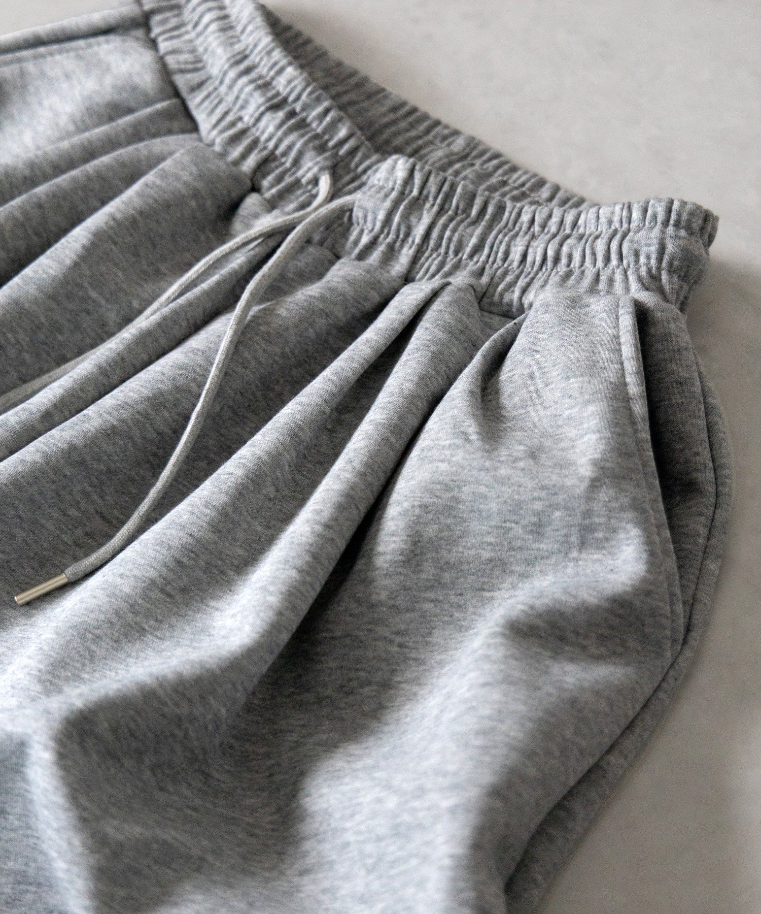【 セットアップ 】ワンショルダーショートスウェットトップス ＋ タックワイドパンツ SET ／ off shoulder short sweat tops & tack wide pants SET