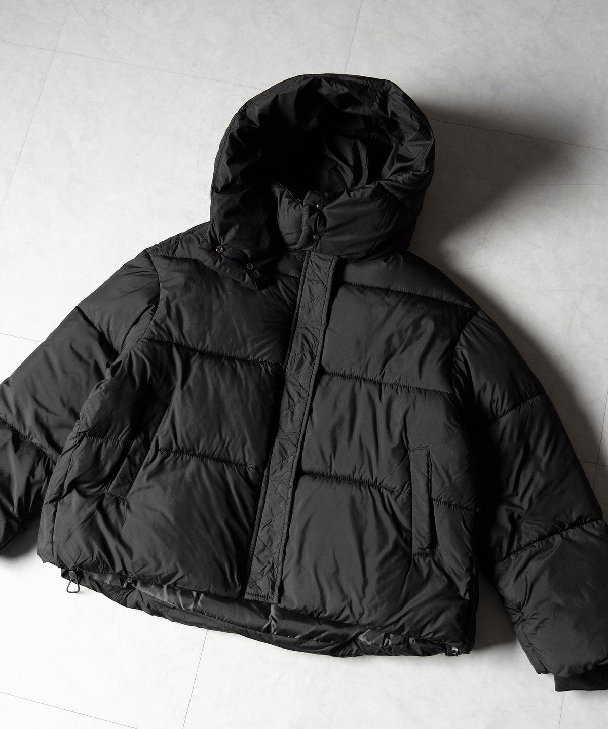 スタンドネックボリュームフーディ中綿パフジャケット ／ Stand-neck volume hooded fake down puff jacket