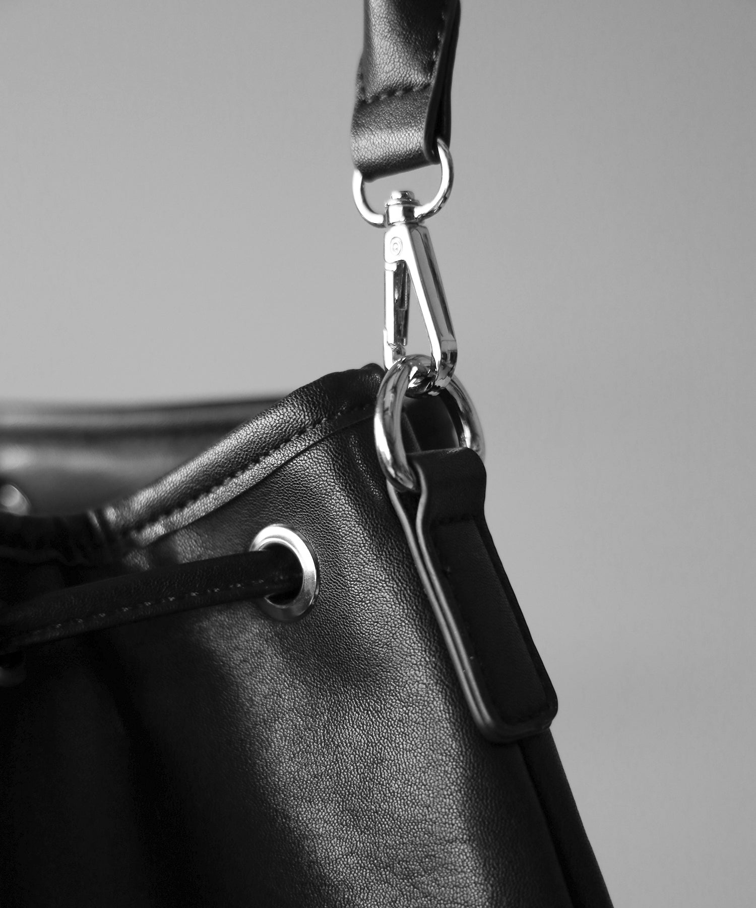 【 ２WAY 】ダブルジップアウトポケットフェイクレザー巾着ショルダーバッグ ／ ( 2WAY ) double zip out pocket fake leather drawstring shoulder bag