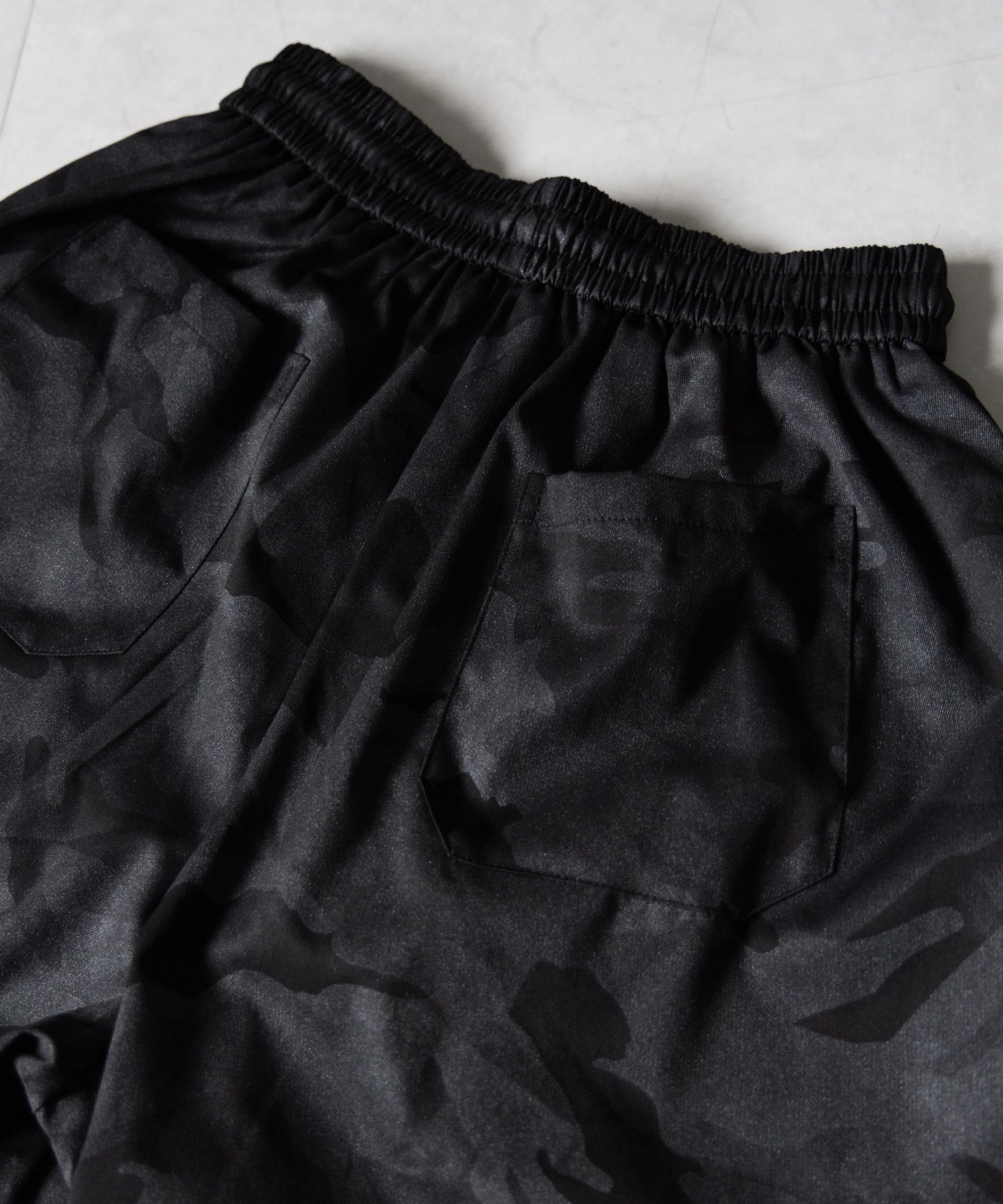 ロゴガーターカモフラタックワイドパンツ ／ logo garter camouflage tuck wide pants