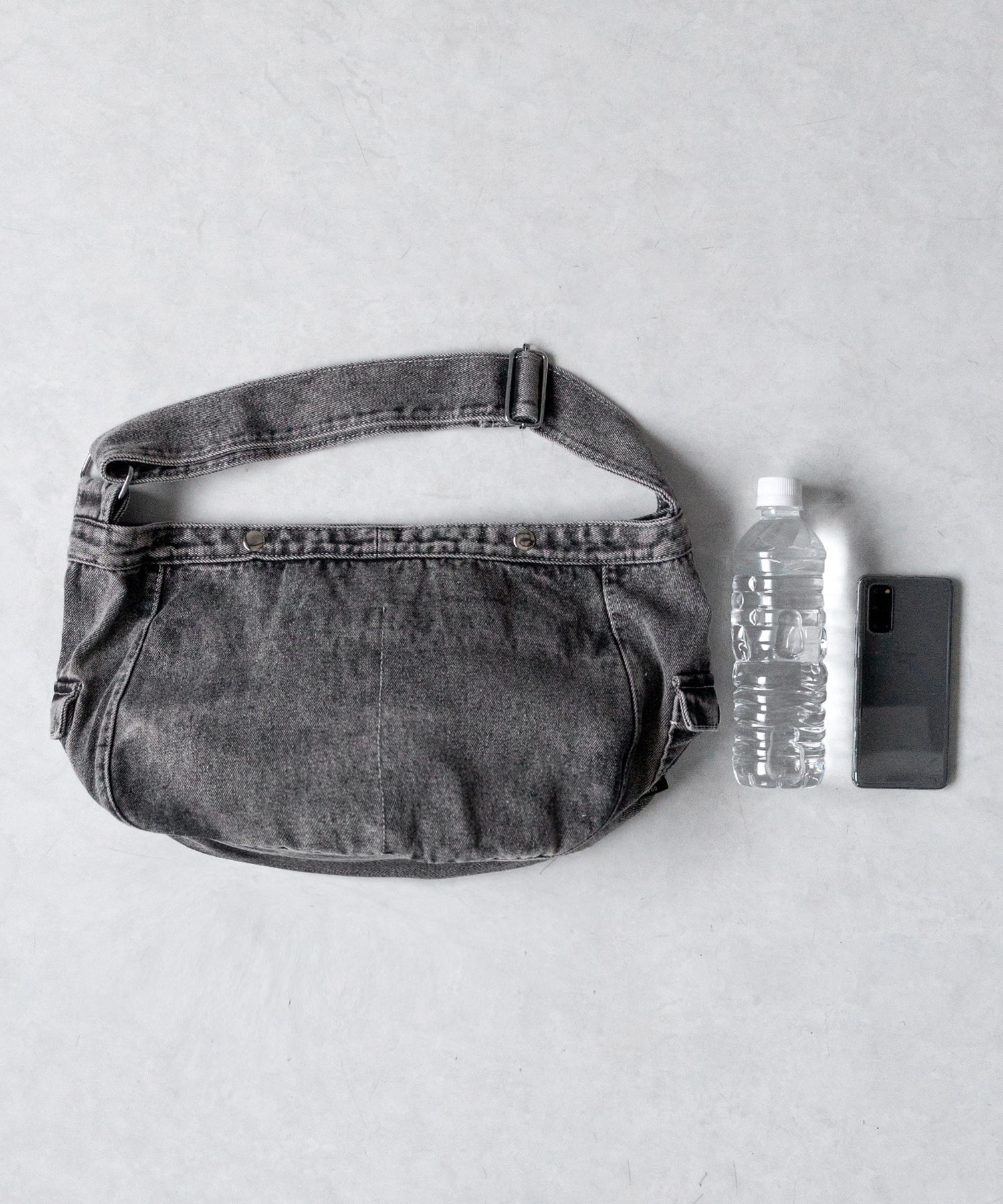 【 ２color 】ブラックタグヴィンテージデニムショルダーバッグ ／ black tag vintage denim shoulder bag