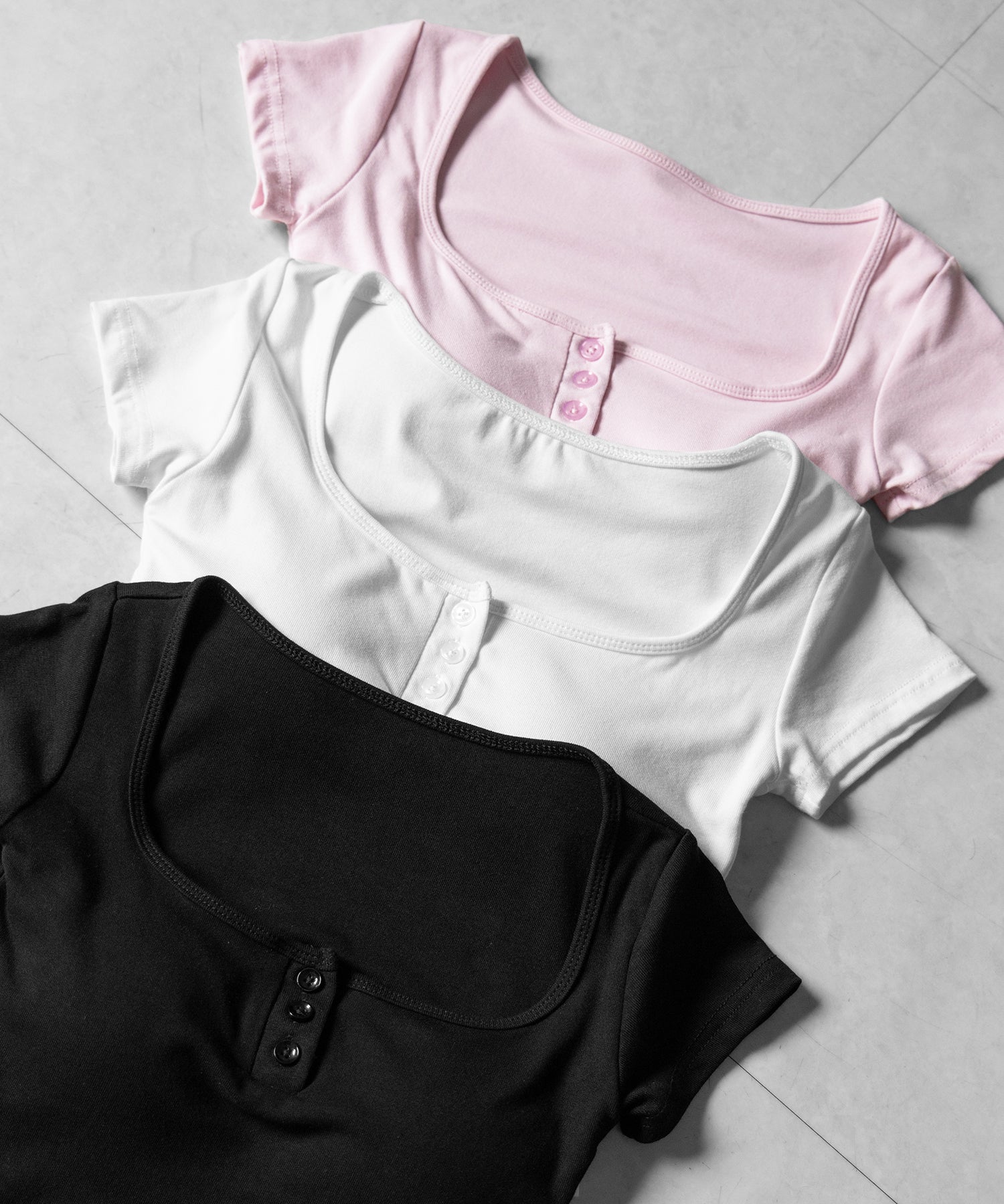 ヘンリーネックスクエアショートＴシャツ ／Henley neck square T-shirts