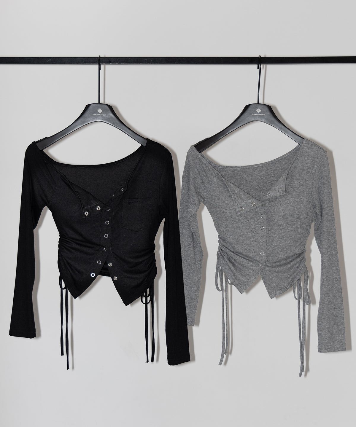 スナップボタンサイドシャーリング長袖ワンショルトップス ／ Snap button side shirring long-sleeved one-shoulder tops