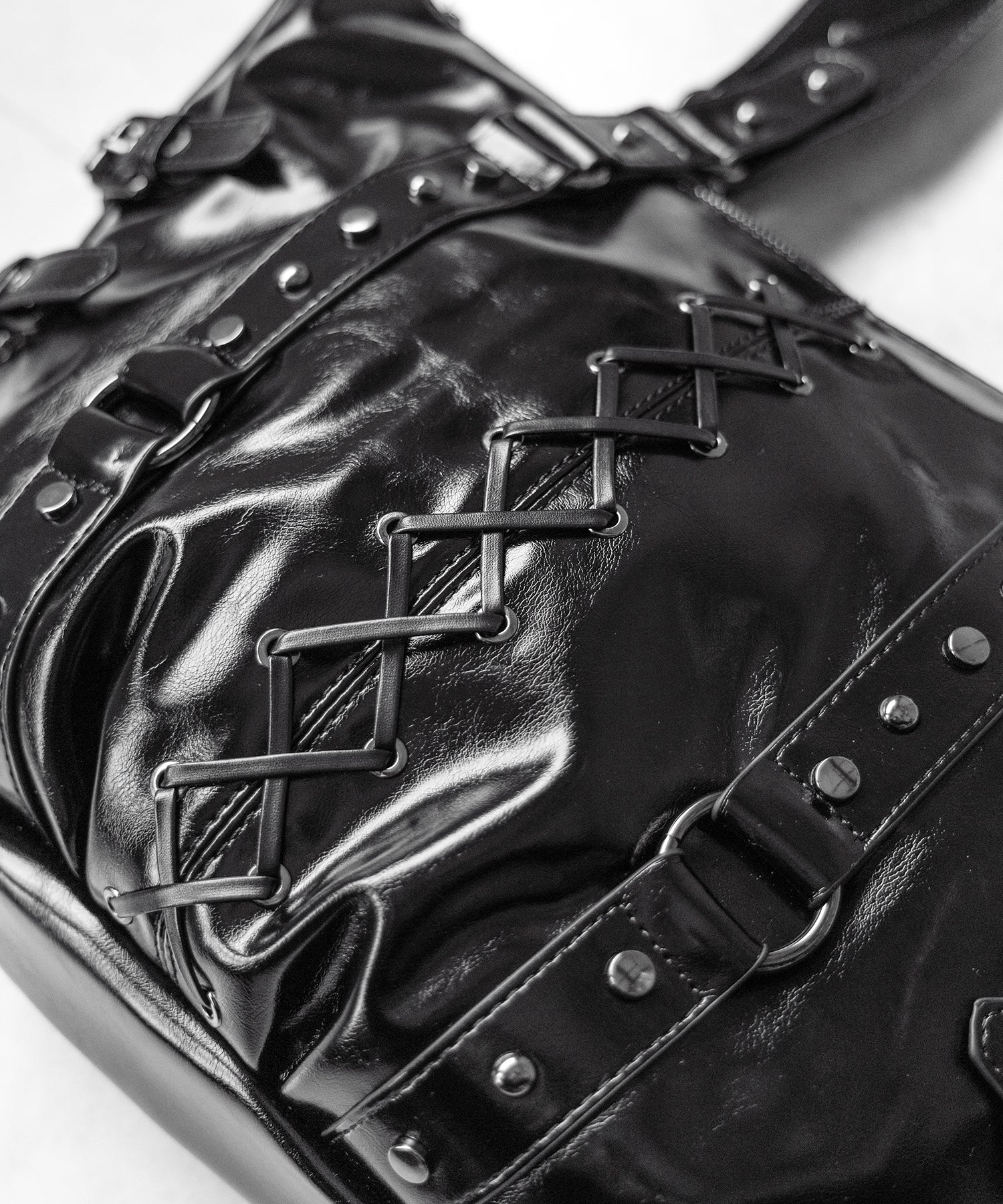 【 ショルダーストラップ付き２WAY 】レースアップベルテッドスタッズデザインヴィンテージショルダーバッグ ／ ( 2WAY ) laceup belted studs design vintage shoulder bag