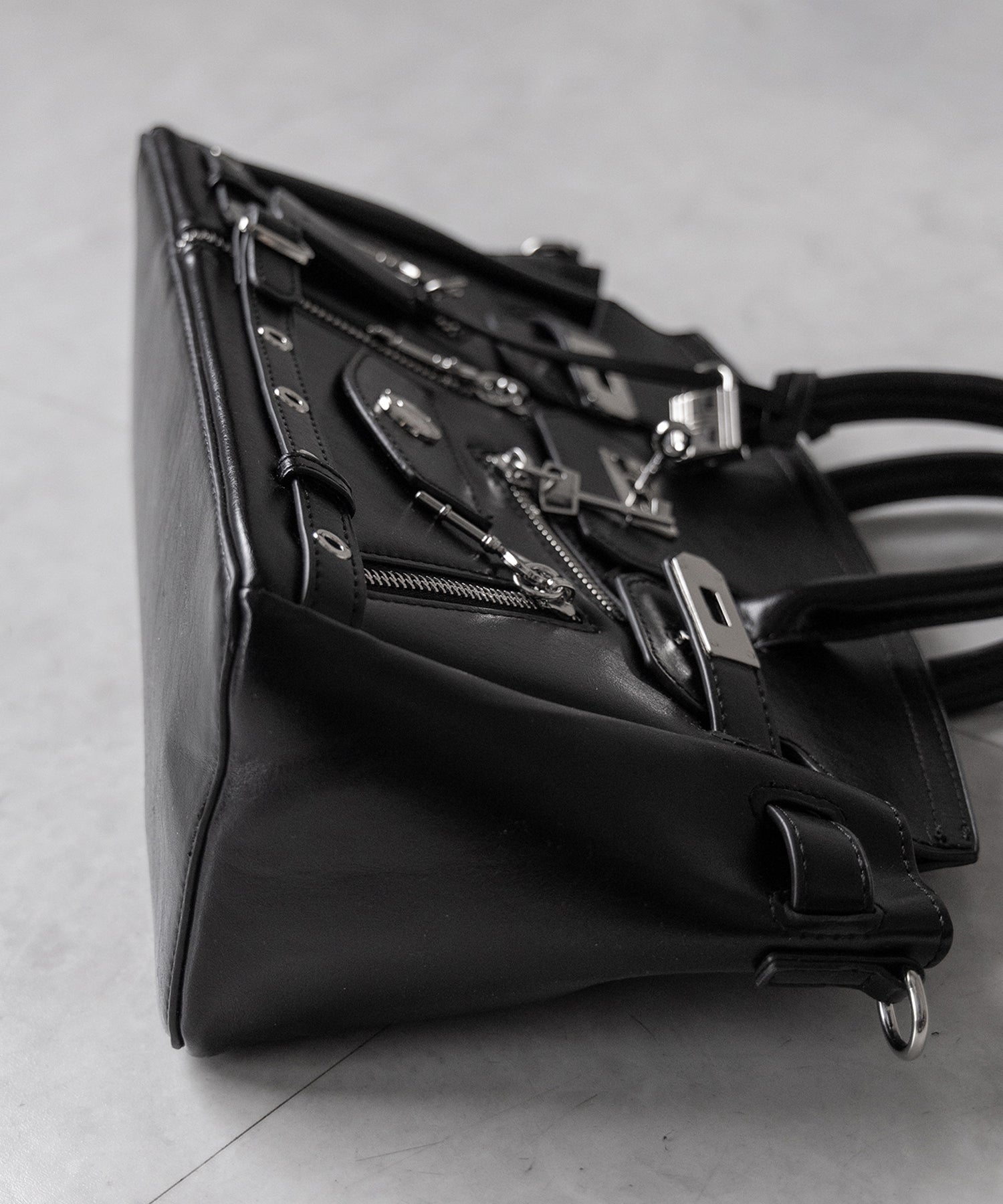 【 ショルダーストラップ付き２WAY 】ベルテッドキーチャームフラップスクエアハンドバッグ ／ ( 2WAY ) belted key charm flap square handbag