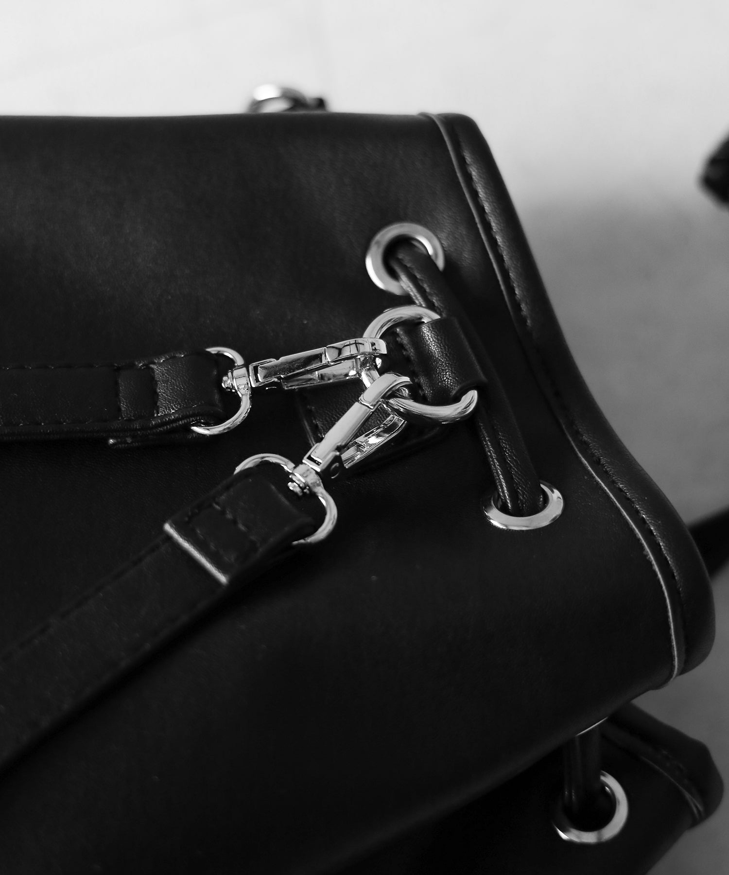 【 ２WAY 】ダブルジップアウトポケットフェイクレザー巾着ショルダーバッグ ／ ( 2WAY ) double zip out pocket fake leather drawstring shoulder bag