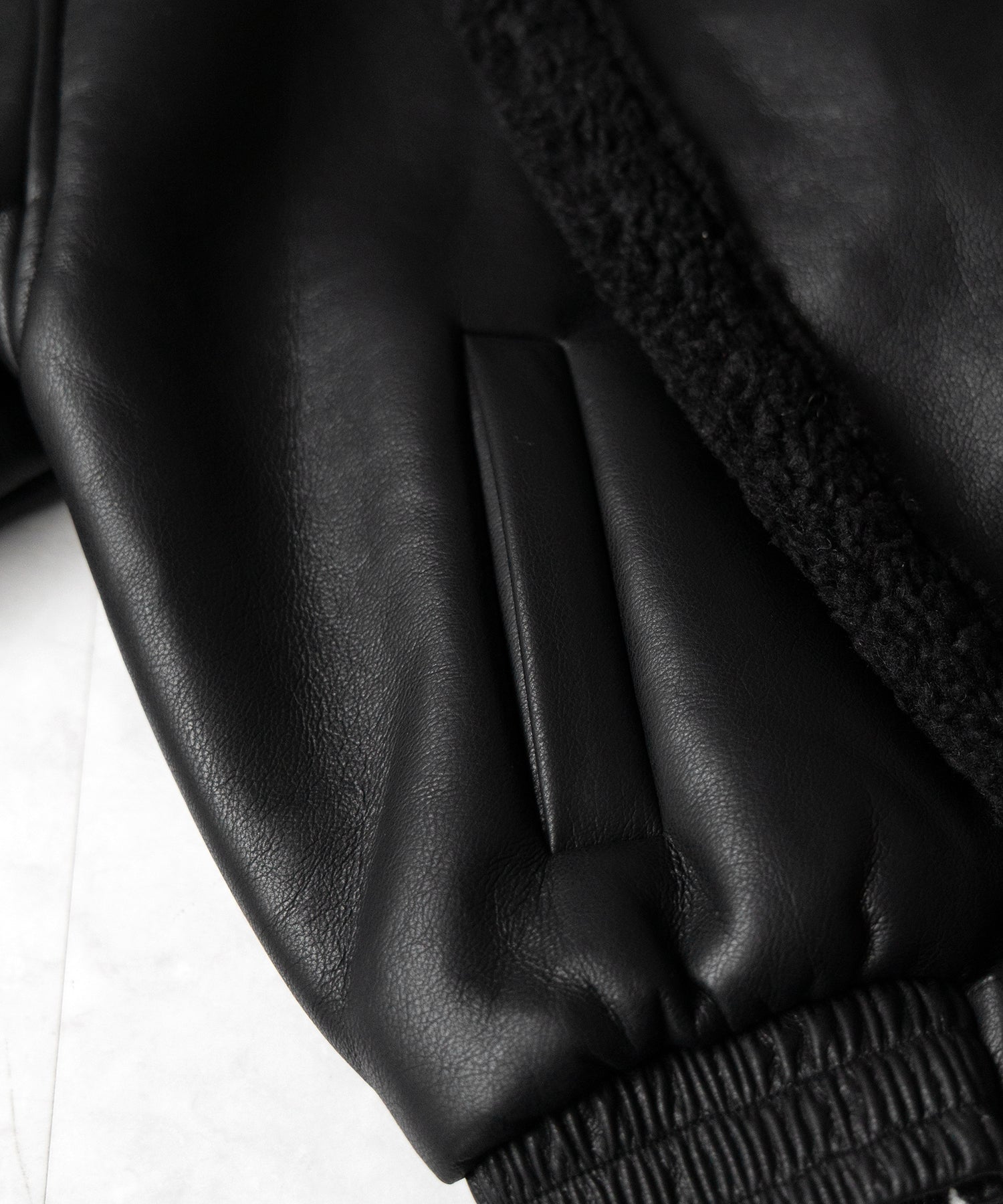 【 ２color 】フェイクレザーベルテッドボアムートンジャケット ／ fake leather belted boa mouton jacket