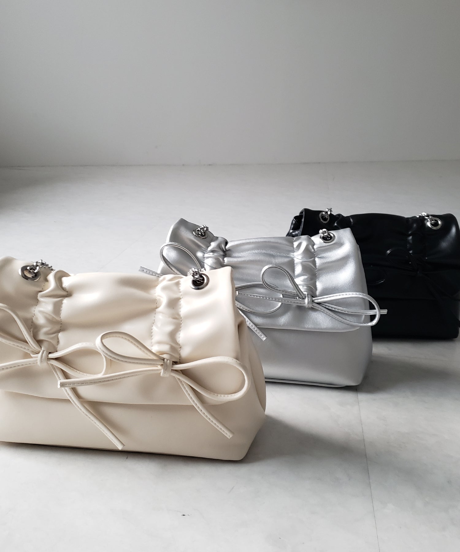 【 ３color 】ダブルリボンフェイクレザーチェーンショルダーバッグ ／ double ribbon fake leather chain shoulder bag