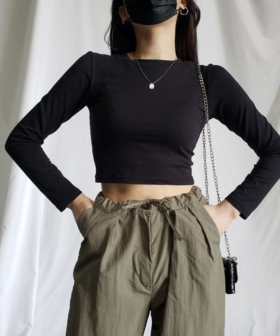 カットアウトバックストラップクロップドＴシャツ【 韓国製 】